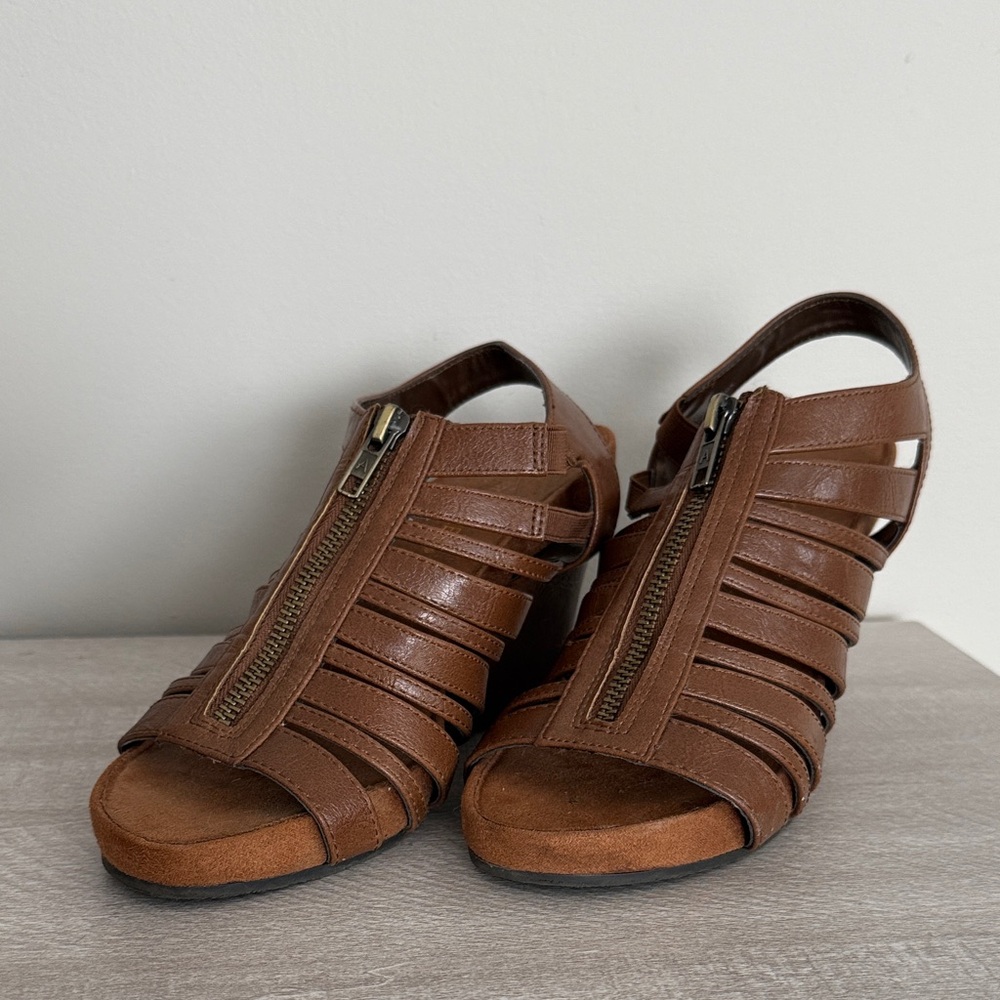 AEROSOLES Chestnut Brown Zip-Front Strappy Sandals